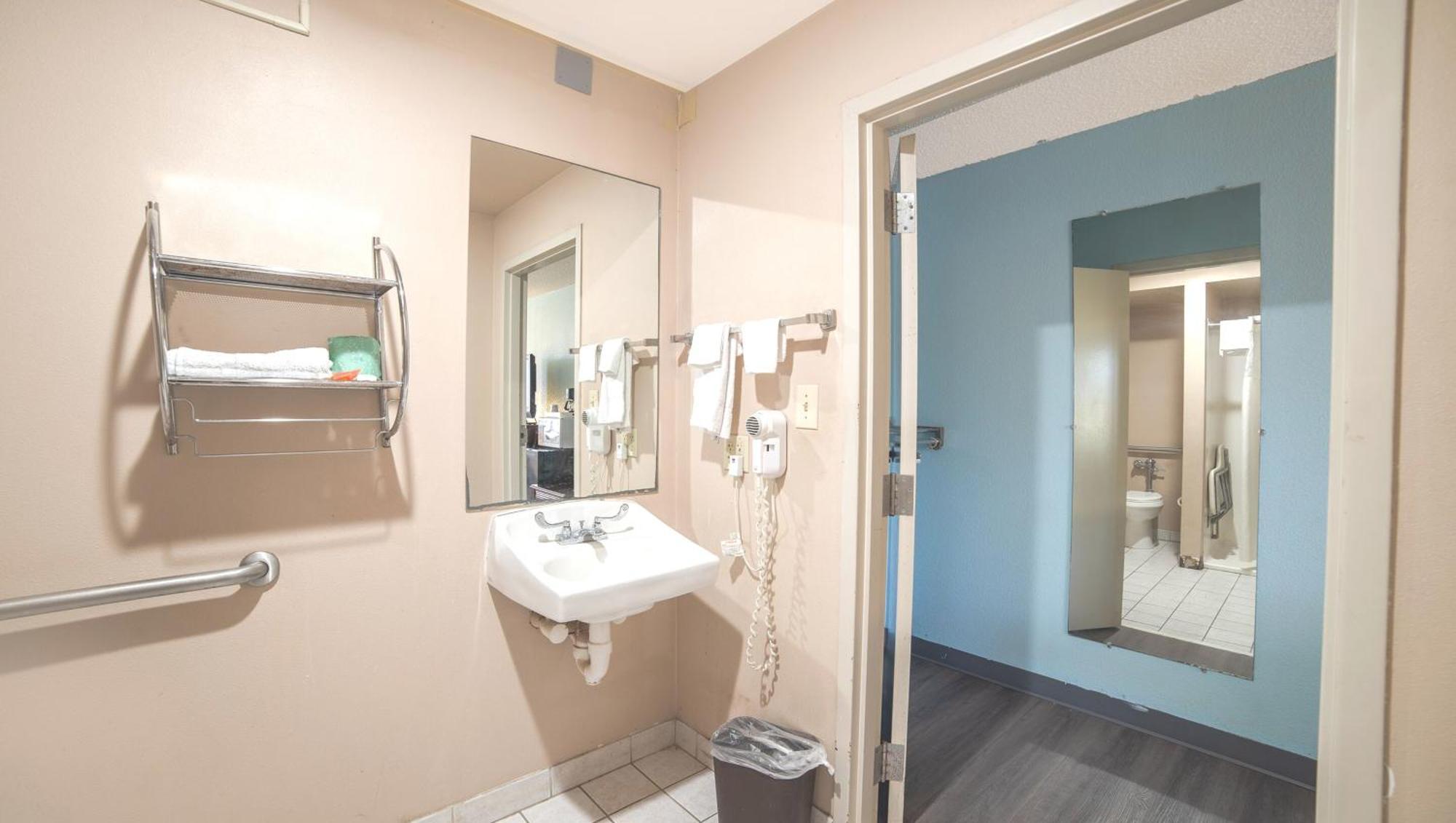 וויליאמסטון Mayfair Inn מראה חיצוני תמונה